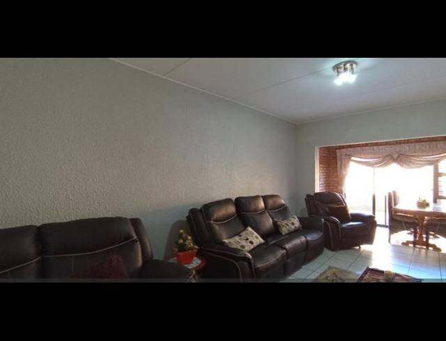 3 BEDROOM APARTMENT FOR SALE IN KLIPPOORTJIE